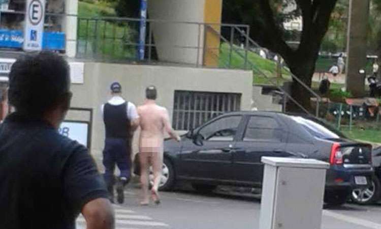 Polícia aborda homem que caminhava completamente nu pela Asa Norte, em Brasília - Márcia Ribeiro Abreu/Divulgação