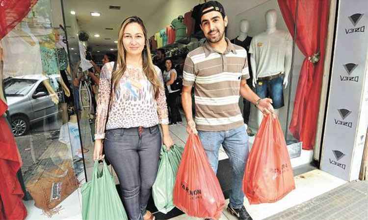 Sacoleiros  de todo o Brasil fazem  compras  para o Natal em BH - Cristina Horta/EM/D.A Press