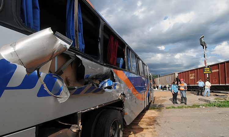 Batida entre ônibus e trem deixa feridos em Betim, na Grande BH - Cristina Horta/EM/D.A Press