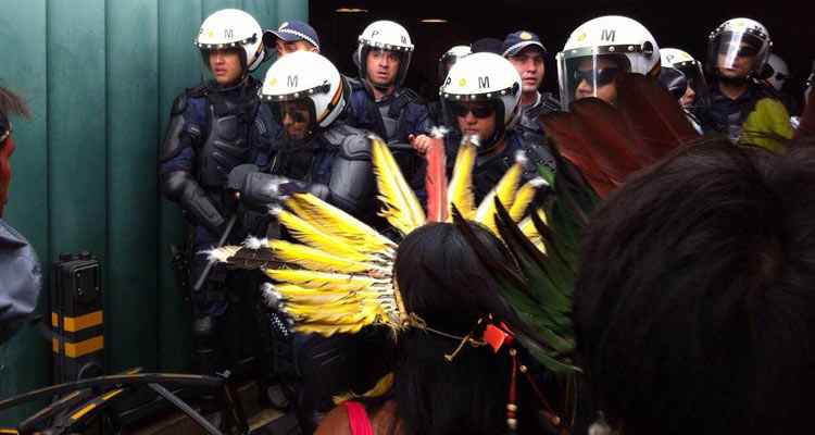 Índios protestam na Câmara dos Deputados e policial leva flechada no pé - André Viollati/CB/D.A Press