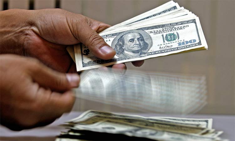 Dólar opera em alta nesta quarta, depois de fechar em R$ 2,73 na véspera - LUIS ACOSTA/AFP