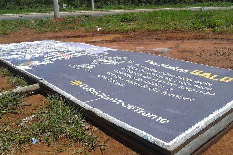 Mascarado usa motosserra para destruir outdoors em homenagem ao Atlético  - setelagoas.com.br