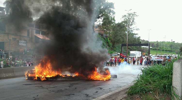 Manifestantes bloqueiam trânsito no Anel Rodoviário de BH - Polícia Militar /Divulgação 