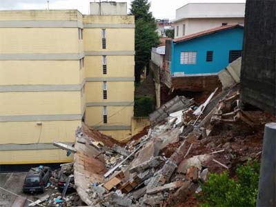 Desabamento faz moradores evacuarem prédio às pressas em São Paulo - Agência Brasil