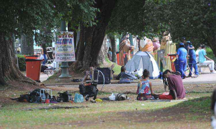 Moradores de rua e ambulantes tomam conta da Praça da Liberdade - Fotos: Gladyston Rodrigues/EM/D.A Press