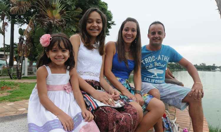 No embalo da virada, famílias se reúnem na orla da lagoa para acompanhar o réveillon - Túlio Santos/EM/D. A. Press