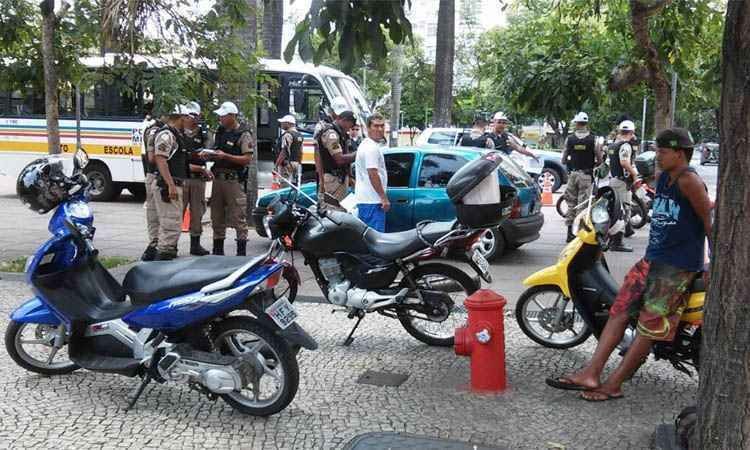 Blitz fecha o cerco ao uso de extintores inadequados e outras irregularidades em BH - Paulo Filgueiras/EM/DA Press
