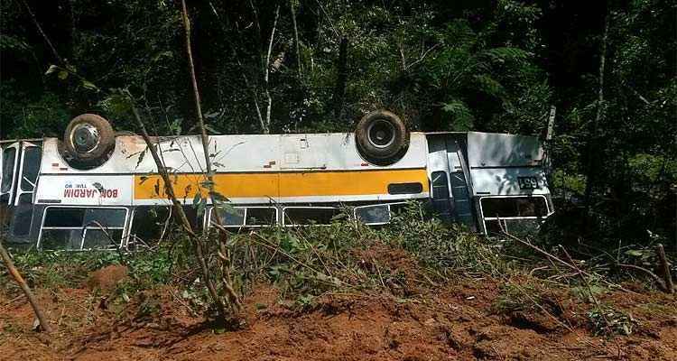 Ônibus capota em ribanceira e deixa 46 pessoas feridas no Sul de Minas - Polícia Militar/Divulgação