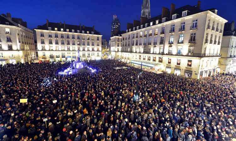 Mais de cem mil pessoas vão às ruas de cidades da França por vítimas de atentado - Georges Gobet/AFP