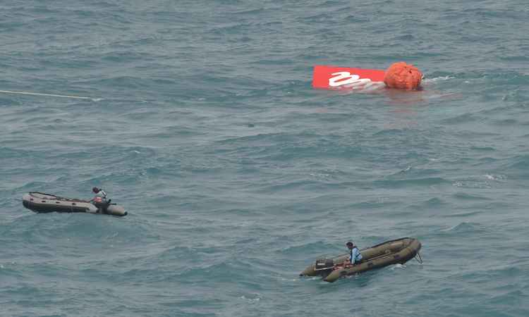 Cauda de avião da AirAsia é retirada do fundo do mar - ADEK BERRY / POOL / AFP