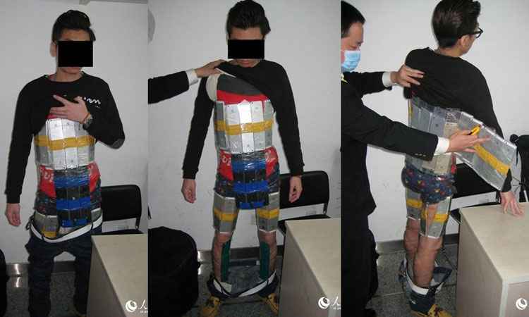 Jovem é preso na China após tentar contrabandear 94 iPhones sob as roupas - Sina/Reprodução