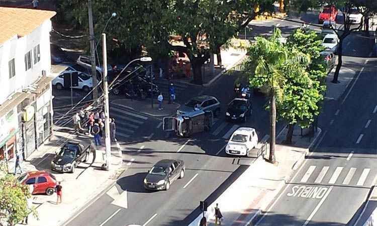 Carro capota na Avenida Nossa Senhora do Carmo - Jaqueline Jeanelli/Divulgação