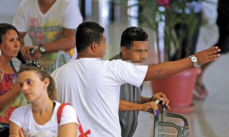 Motoristas que fazem transporte clandestino em Confins ignoram blitze e raiva de taxistas - EDÉSIO FERREIRA/EM/D.A PRESS