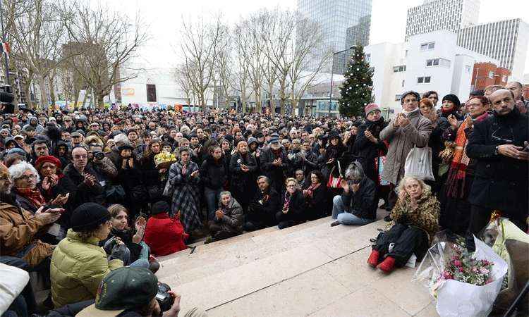 Franceses comparecem a funerais e aplaudem cartunistas do Charlie Hebdo - BERTRAND GUAY