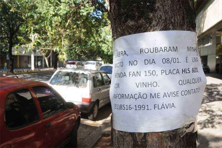 Motociclista deixa recado em árvore: 'Galera, roubaram minha moto'