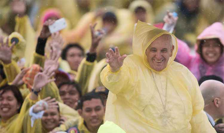 Tempestade abrevia visita do papa Francisco a cidade filipina atingida por tufão - AFP PHOTO / JOHANNES EISELE 