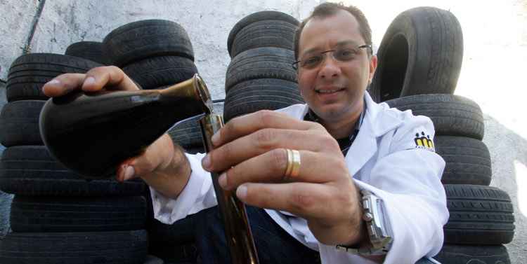 Pesquisadores brasileiros transformam pneus em gasolina  - Ricardo Fernandes/DP/D.A Press