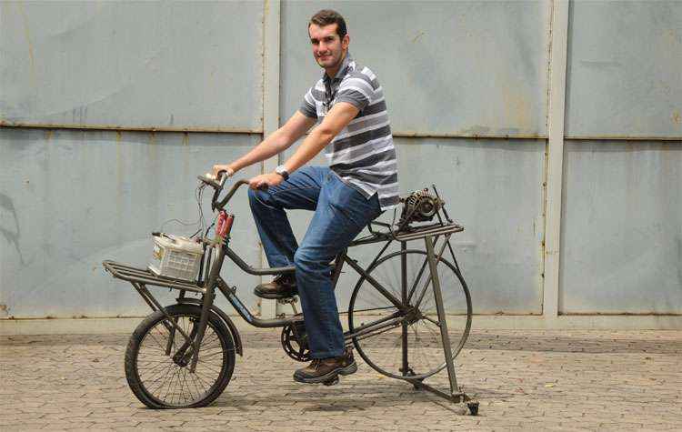 Estudante da PUC Minas cria bicicleta recarregável que gera energia elétrica