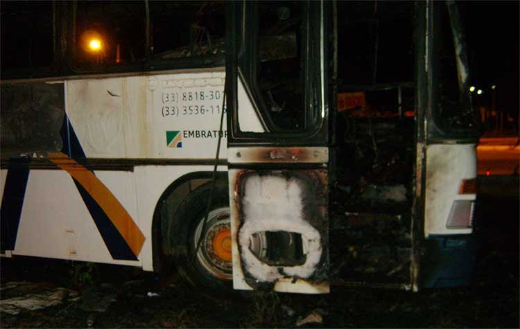 Casal morre carbonizado em  incêndio de ônibus - Divulgação PM