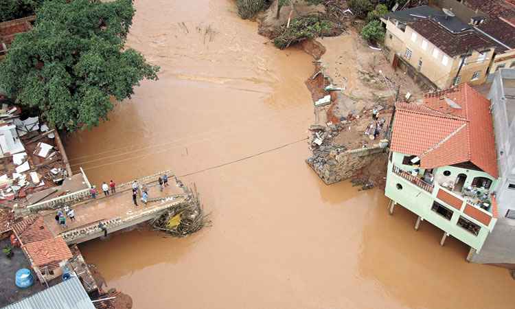 Três anos após enchente que devastou a cidade, Guidoval agora sofre com a seca - MARCOS MICHELIN/EM/D.A PRESS  5/1/12
