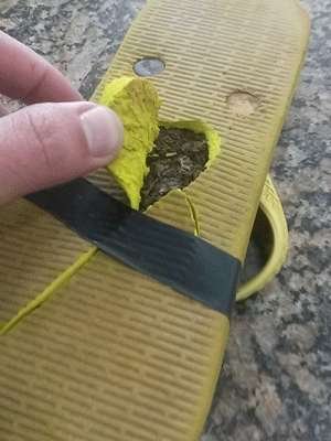 Mulher é flagrada com chinelo recheado de maconha em penitenciária de Caratinga - Polícia Civil/Divulgação