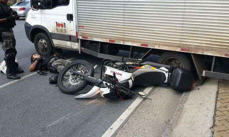 Policial militar perde controle de motocicleta e bate em caminhão no Centro de BH - Polícia Militar/Divulgação