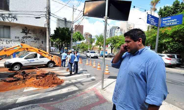 Moradores de BH se queixam de demora da Copasa para sanar vazamentos - Alexandre Guzanshe/EM/D.A PRESS

