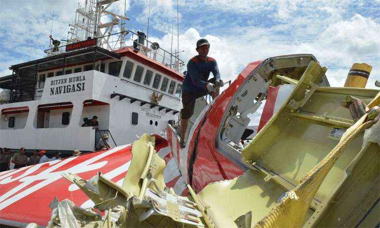 Indonésia conclui operação para resgatar destroços de avião da AirAsia - STR