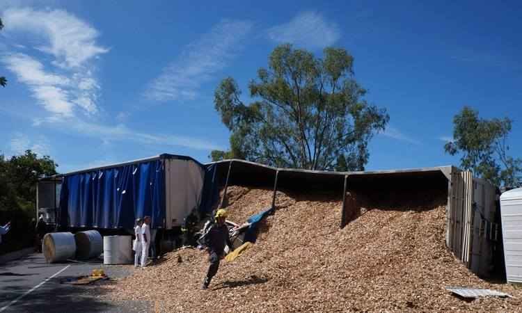 Batida entre carretas deixa motorista ferido e bloqueia trânsito na BR-494, em Oliveira - Marcelo Praxedes/Divulgação
