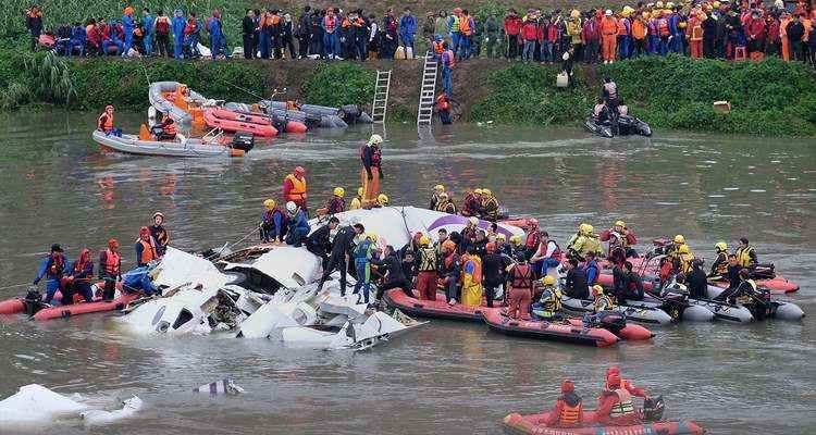 Vídeo mostra queda de avião da TransAsia em rio de Taipé, capital de Taiwan - AFP PHOTO / SAM YEH  
