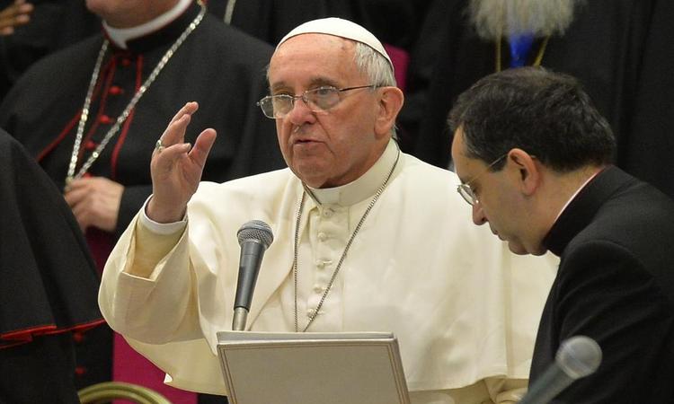 Comissão critica papa Francisco por dar aval a castigos físicos contra crianças - ANDREAS SOLARO