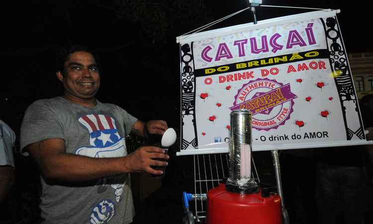 Catuaba concorre com a cerveja, garantindo lucro dos ambulantes, como moda na folia de BH - Marcos Vieira/EM/D.A Press