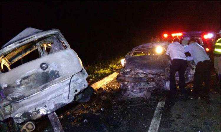Acidente entre dois carros deixa cinco mortos na MG-344, Sul de Minas Gerais - Helder Almeida