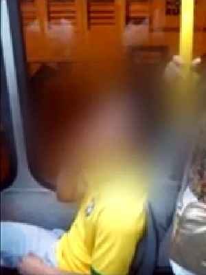 Passageiros expulsam homem que fumava dentro de ônibus em BH; veja o flagrante - Facebook/Reprodução