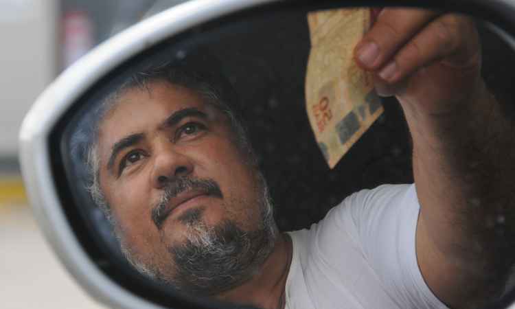 Motoristas tentam contornar despesas diante da alta da gasolina  - Beto Novaes/EM/D.A Press
