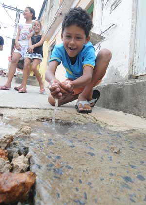 Vazamento de água revolta moradores no Bairro Goiânia - Beto Novaes/EM DA Press