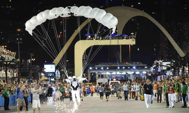 Anac vai apurar drones e salto de paraquedas em desfile da Portela - AFP PHOTO/YASUYOSHI CHIBA 