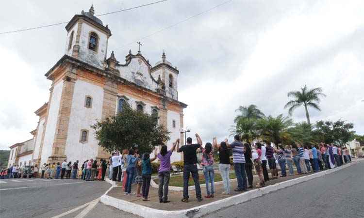 Comunidade dá abraço simbólico em igreja de Caeté para pedir reformas - Beto Novaes/EM/DA Press