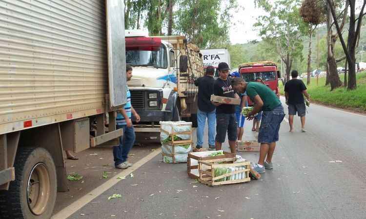 Parados em manifestação, caminhoneiros vendem alimentos pela metade do preço na BR-040 - Gladyston Rodrigues/EM/D.A Press