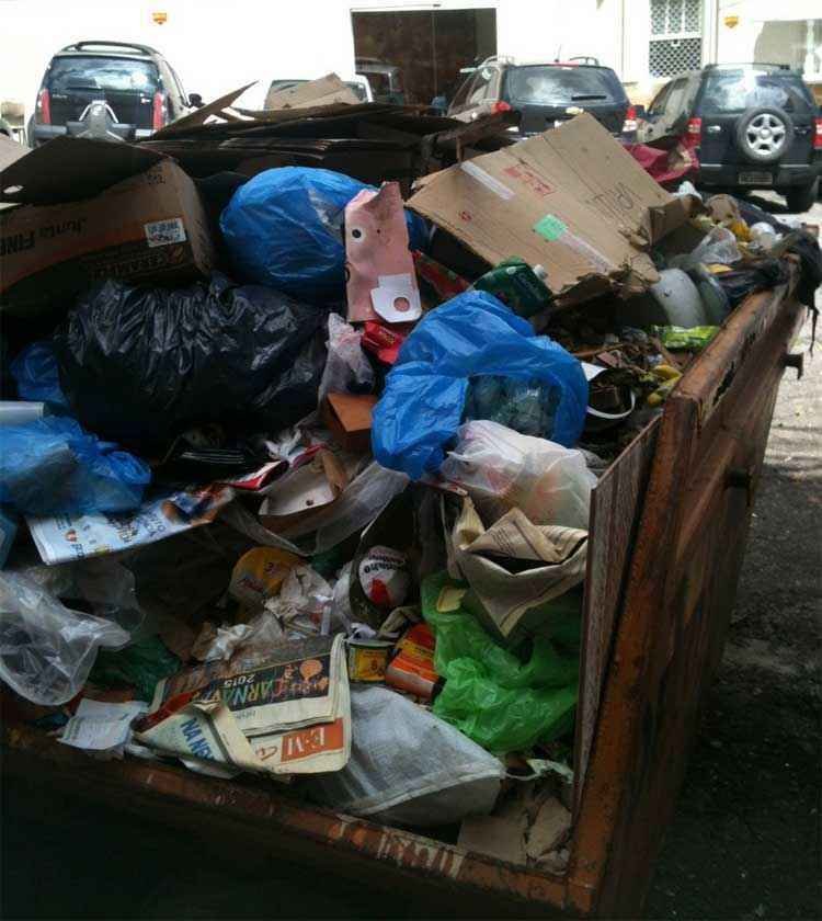 Caçambas viram depósitos de desrespeito nas ruas de Belo Horizonte - Cristiana Andrade/EM/D.A Press 