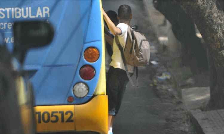 Adolescentes viajam pendurados na porta de ônibus no Santo Agostinho - Juarez Rodrigues/EM/DA Press