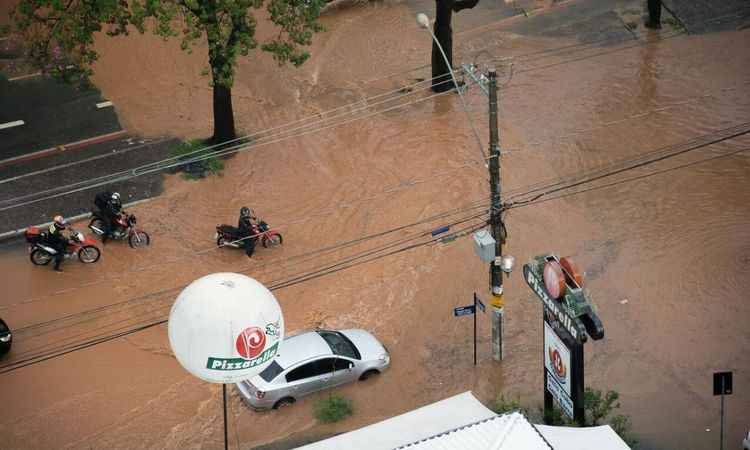 Bueiros entupidos provocam alagamento e atrapalham a vida de moradores em Lourdes - Luciene Flores/Divulgação