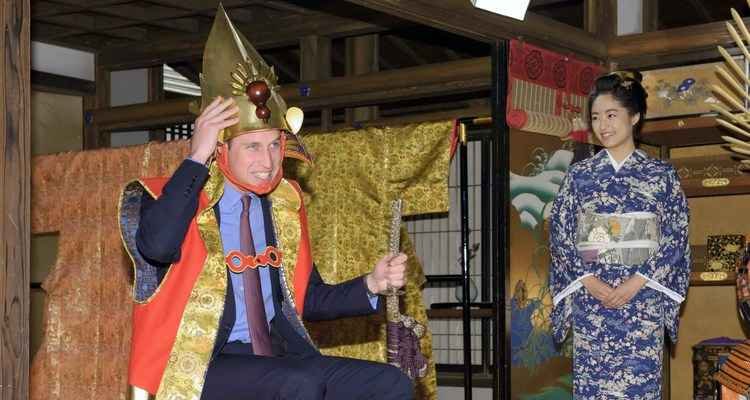 Príncipe William se veste de samurai em visita a Tóquio - AFP PHOTO 
