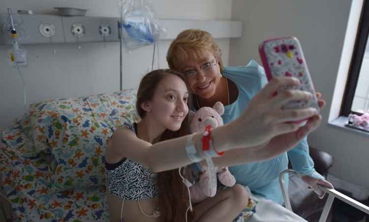 Presidente chilena visita garota de 14 anos que pediu eutanásia  - AFP PHOTO/PRESIDENCIA/HO 
