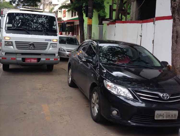 Caminhão estaciona em ciclovia na Savassi - Mário Sérgio/Divulgação