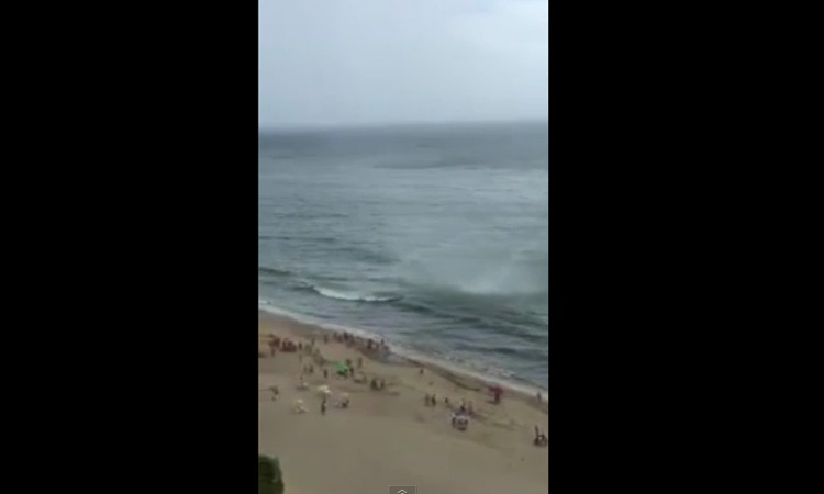Fenômeno climático assusta banhistas em praia de PE e cinegrafistas registram o momento; veja - Reprodução/YouTube