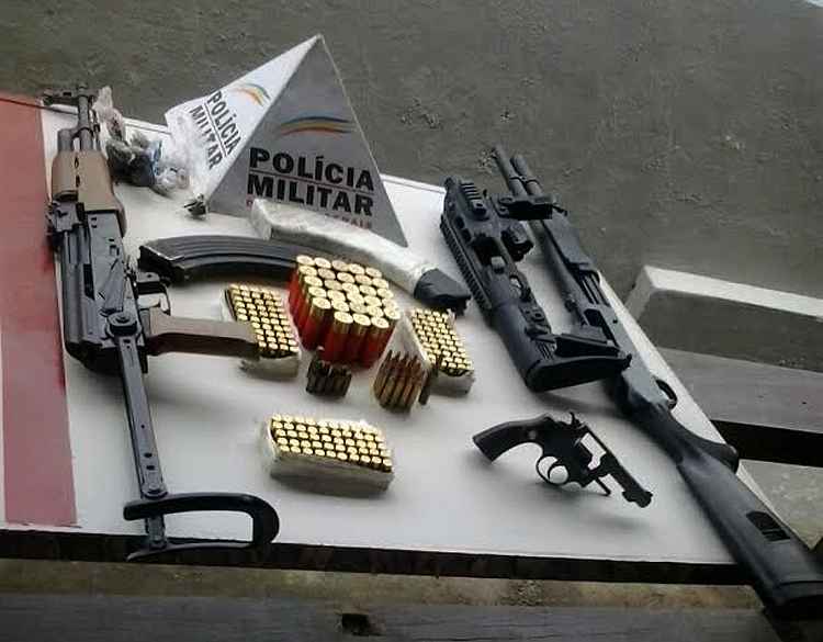 PM apreende fuzil AK-47 e espingarda calibre 12 na Região Metropolitana de BH - Polícia Militar (PM) / Divulgação