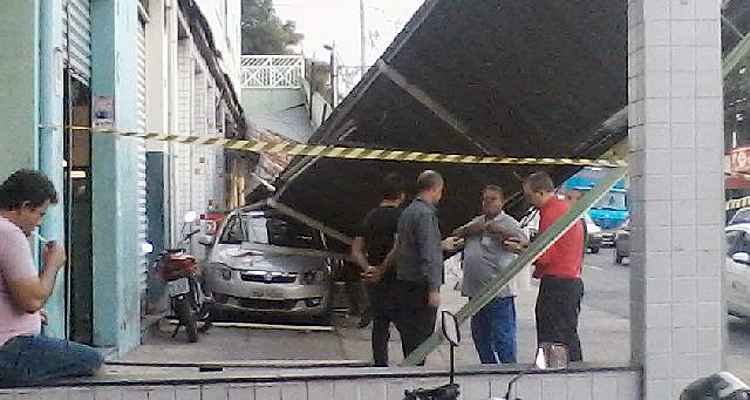 Marquise desaba e atinge carro no Bairro Ouro Preto - Willy Lima