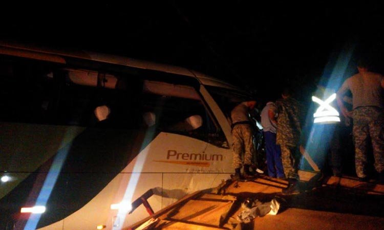 Acidente entre ônibus e carreta interdita BR-262, no Centro-Oeste de Minas - PMMG/Divulgação