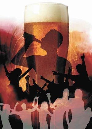 Festas universitárias com bebidas liberadas acontecem longe da fiscalização em MG